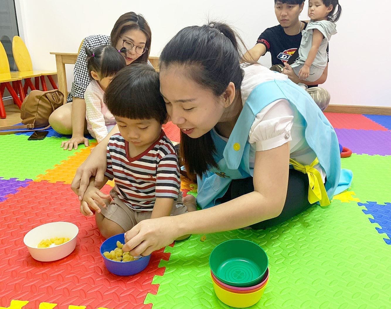 老师与孩子在学习中互动,进行基础教育活动
